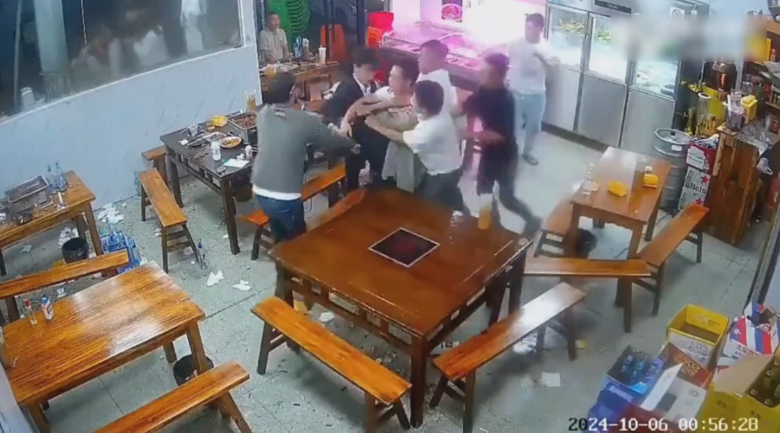 图片[8]-一条丝袜引发的血战 看你女朋友一眼丝袜腿怎么了 小哥不让别人看惨遭围殴-赤赤哗热瓜黑料中心