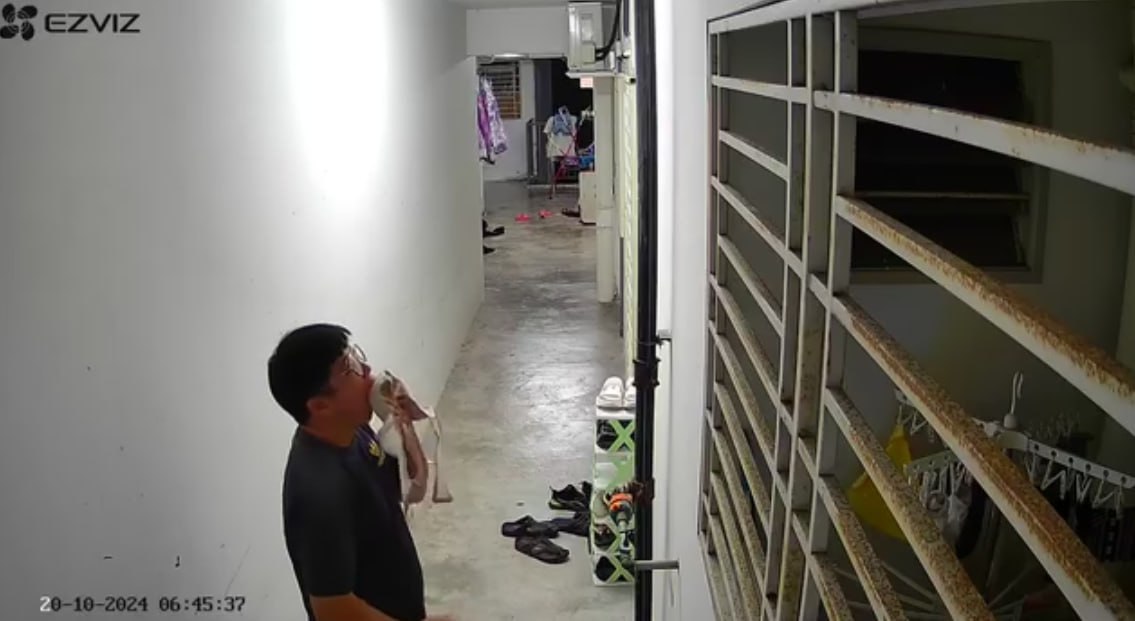 图片[7]-内衣大盗再现江湖 对着偷来的奶罩就是一顿猛啃 一边撸管 看来是真的饿了-赤赤哗热瓜黑料中心
