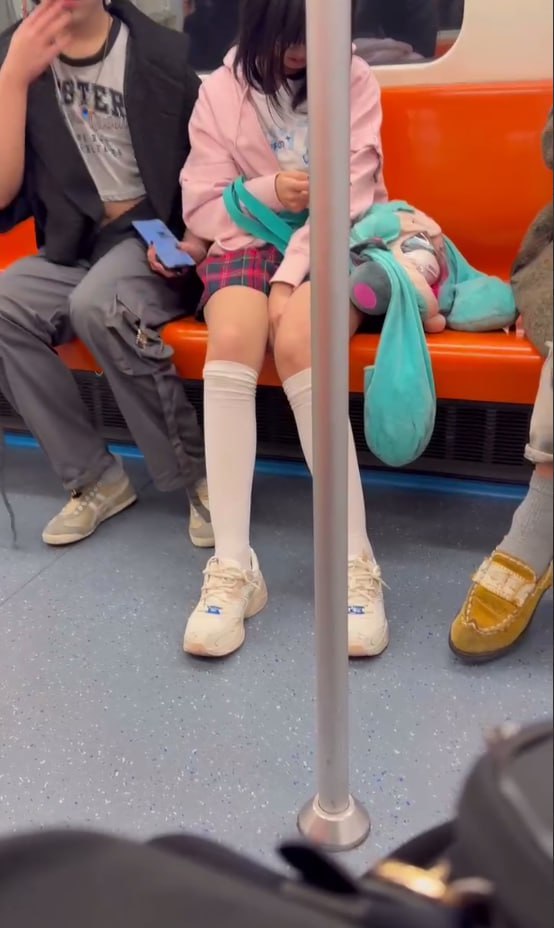 图片[7]-小情侣地铁上当众扣逼 扣完了还放到鼻子上闻闻 这什么癖好 是想念大海的味道了吗-赤赤哗热瓜黑料中心
