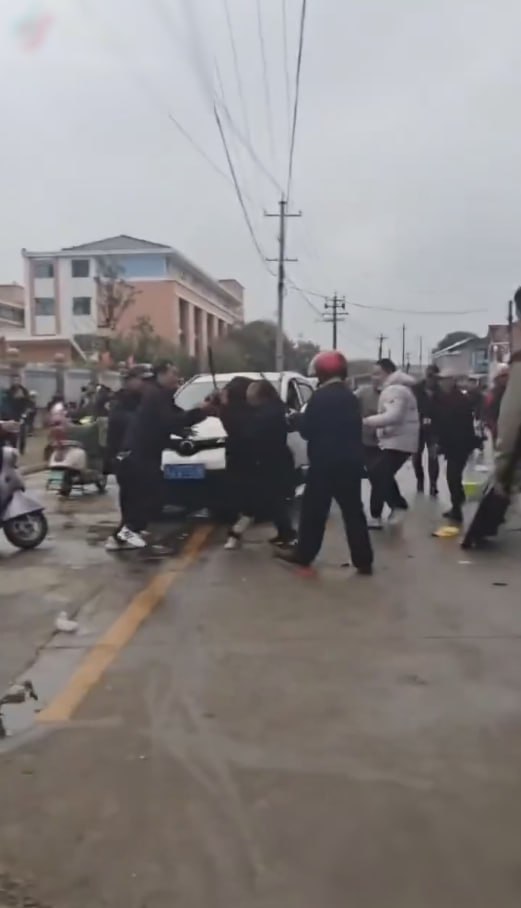 图片[8]-再发生车撞人事件！湖南常德鼎城区 永安小学上学高峰期 一男子开车冲撞上学的孩子造-赤赤哗热瓜黑料中心
