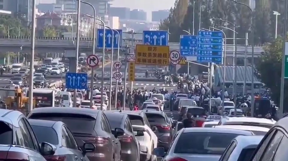 图片[8]-上海沪松公路 七宝国利集团员工为了讨要工资 组织百余人把整条路都堵住了 警察来了-赤赤哗热瓜黑料中心