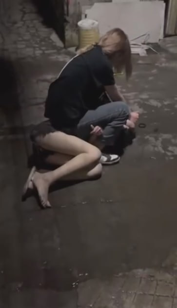 一群精神小妹霸凌一个美腿嫩妹 这么好看的腿被按在地上打 太可惜了-赤赤哗热瓜黑料中心