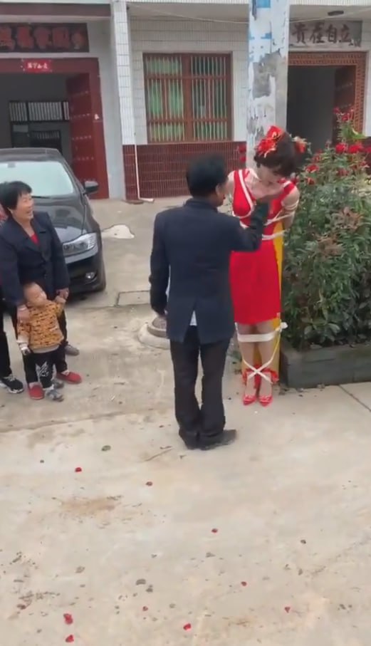 图片[8]-这哪里的风俗？ 结婚前新娘先让老公公摸逼摸奶扇耳光 还要拍摄记录下来 属实有点炸-赤赤哗热瓜黑料中心