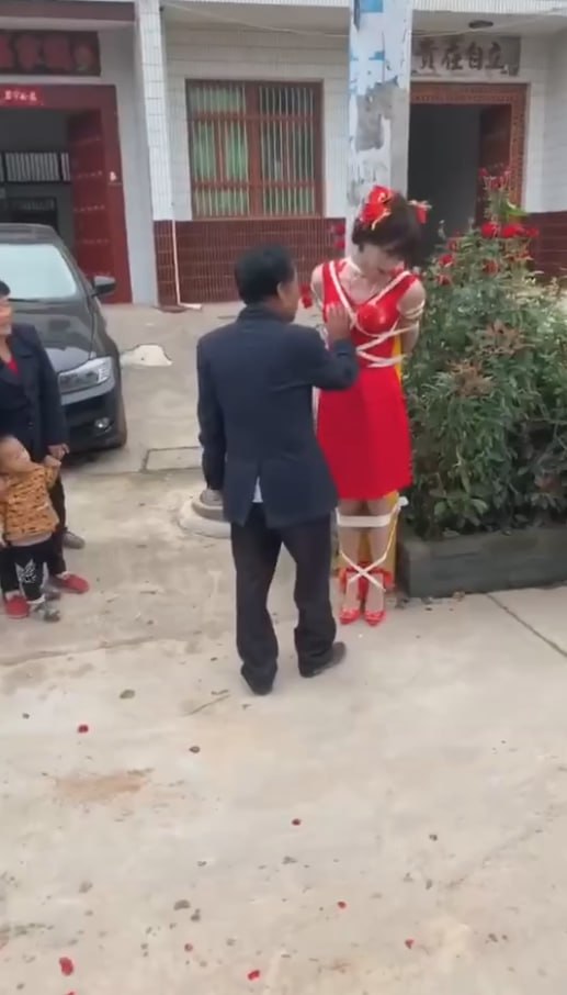 图片[9]-这哪里的风俗？ 结婚前新娘先让老公公摸逼摸奶扇耳光 还要拍摄记录下来 属实有点炸-赤赤哗热瓜黑料中心