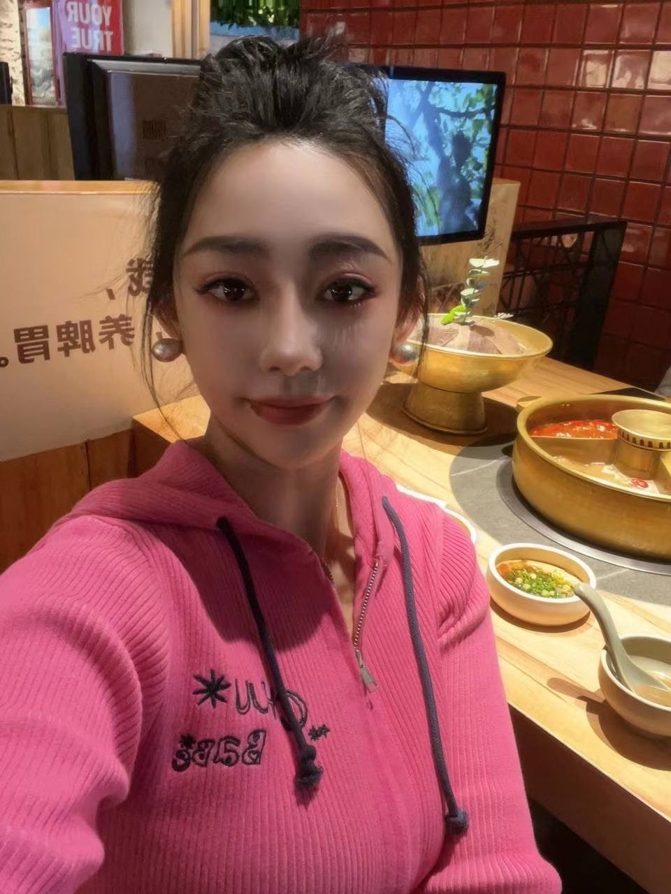 舞蹈美女老师约炮做爱视频泄露，床上被狠操叫大声，卫生间深喉口交，床上骑乘口交。床-赤赤哗热瓜黑料中心