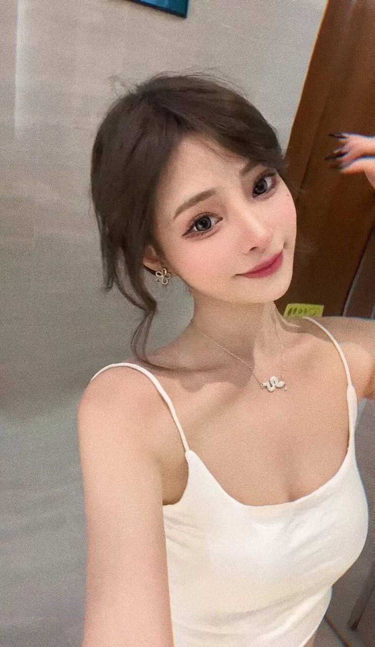 #反差 #美女 #调教 身材苗条的美女反差婊被男友狠狠爆操，拒绝被拍摄，叫的嗯哼-赤赤哗热瓜黑料中心