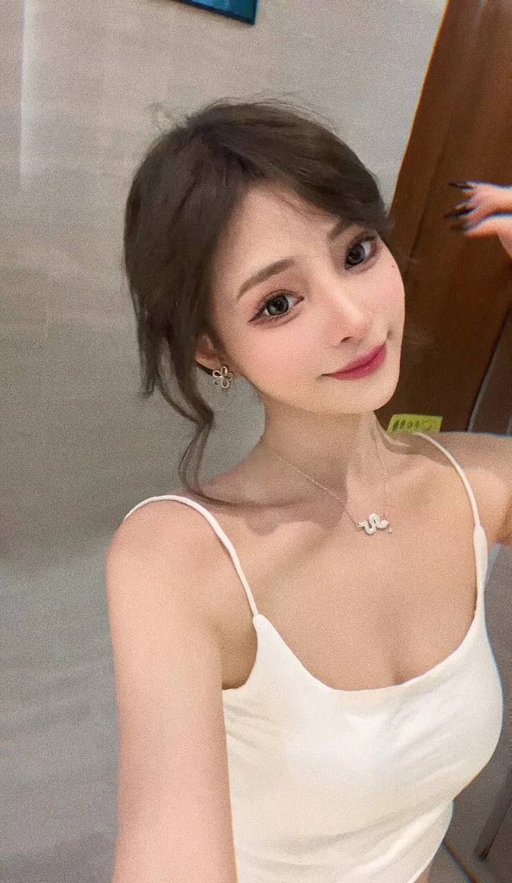 #做爱 #口交 #母狗 气质出众的美女在床上狠狠爆操，穿着情趣内衣被快速抽插小穴-赤赤哗热瓜黑料中心