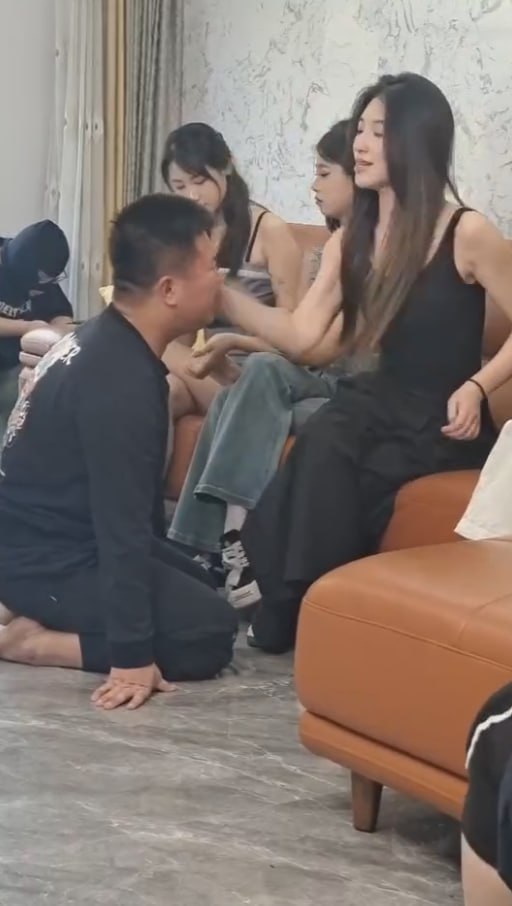 图片[8]-这年头钱难挣 屎难吃 小伙拍片赚点生活费 没想到被狂扇几十个大比兜-赤赤哗热瓜黑料中心