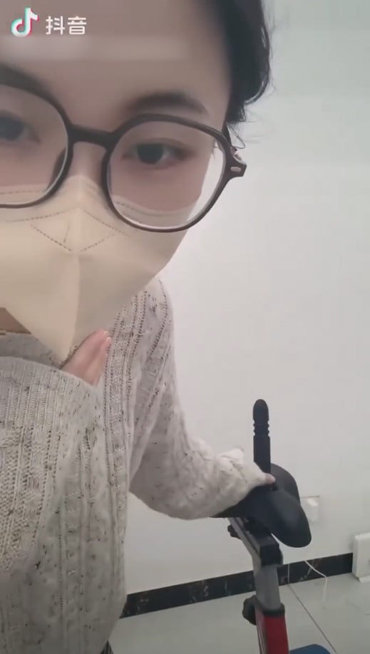图片[7]-抖音骚母狗 竟然公然在抖音骑鸡巴动感单车 骑完还展示流在鸡巴和车座子上的白浆淫水-赤赤哗热瓜黑料中心