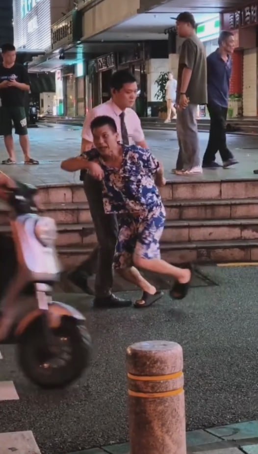图片[8]-深圳水森林水会 一男子逃单被保安当场抓住 大喊“救命啊” 这大哥的浴服都没换下来-赤赤哗热瓜黑料中心