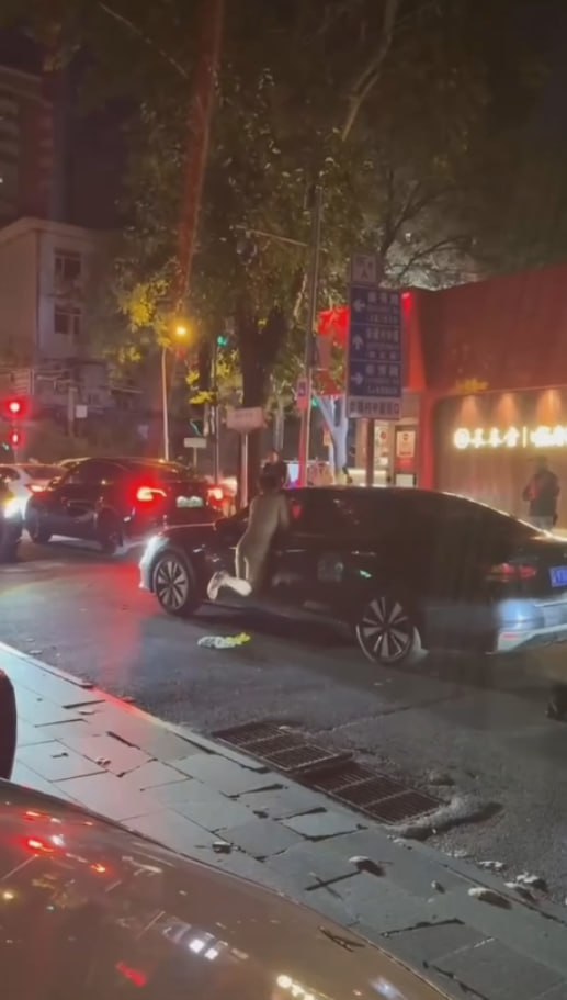 太炸裂了！北京朝阳区春秀路 一全身赤裸的男子在大马路上操汽车 边操边哭-赤赤哗热瓜黑料中心