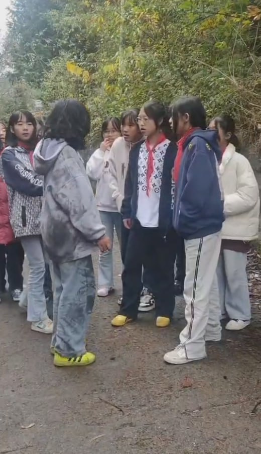 图片[8]-云南富源县老厂小学 女孩被霸凌事件现场视频流出 责任人停职 霸凌者已经全部抓获-赤赤哗热瓜黑料中心