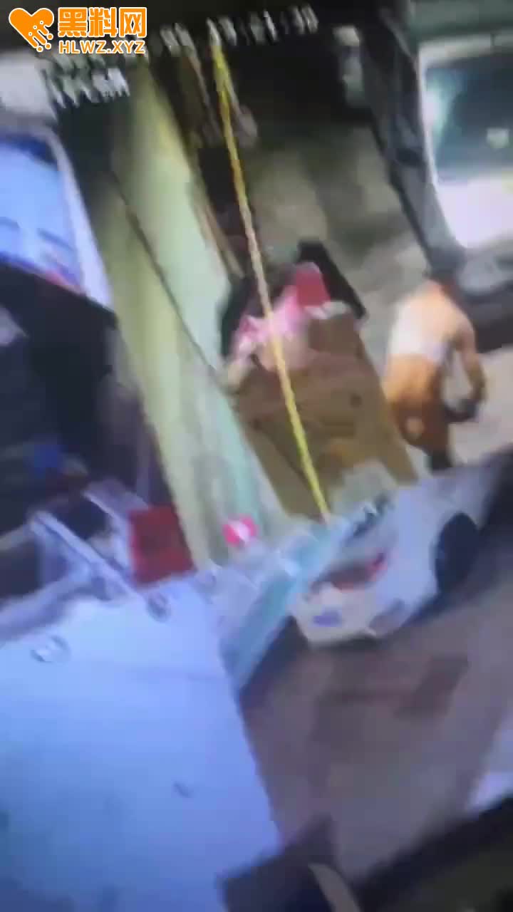 图片[9]-河南某地 猥琐变态老头 偷女人内衣内裤穿自己身上 被监控拍下全过程 真会玩-赤赤哗热瓜黑料中心
