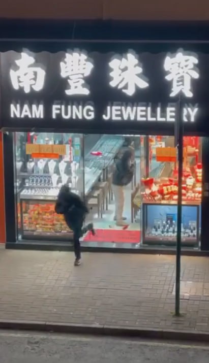 抢劫珠宝店过个好年！香港新丰路 南豊珠宝店遭4名蒙面劫匪 洗劫一空 这是在拍电影-赤赤哗热瓜黑料中心