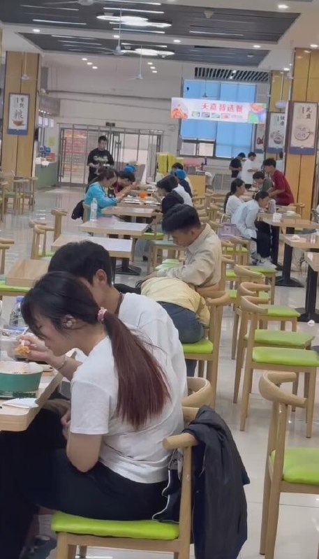 图片[9]-全网都在找的 成都文理学院 情侣食堂口交事件 大庭广众之下就开始吃鸡吧 真会玩-赤赤哗热瓜黑料中心