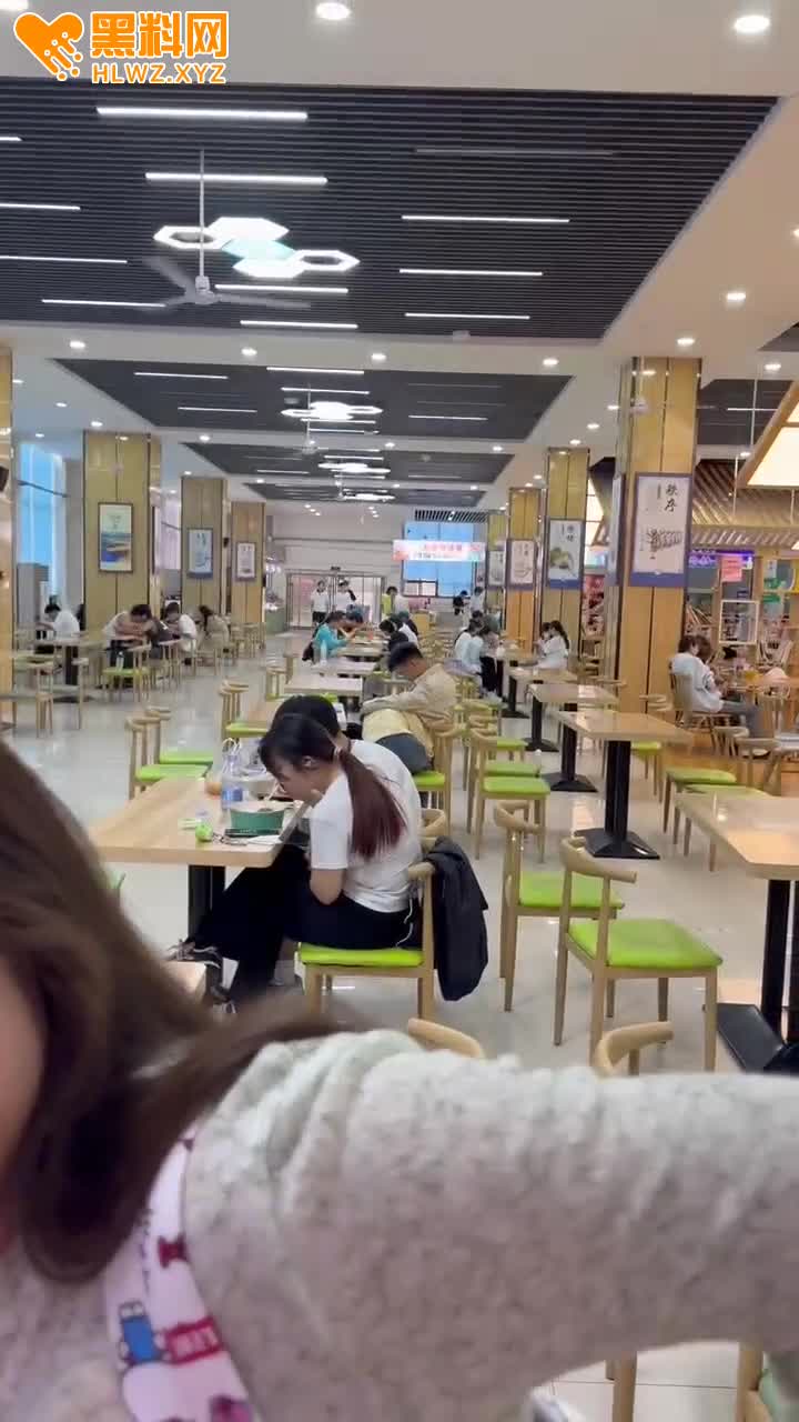 图片[10]-全网都在找的 成都文理学院 情侣食堂口交事件 大庭广众之下就开始吃鸡吧 真会玩-赤赤哗热瓜黑料中心