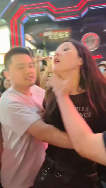 图片[9]-长沙解放西人妖的瓜 疑似感情纠纷大闹街头 追逐狂飙 警察来了才能制服-赤赤哗热瓜黑料中心