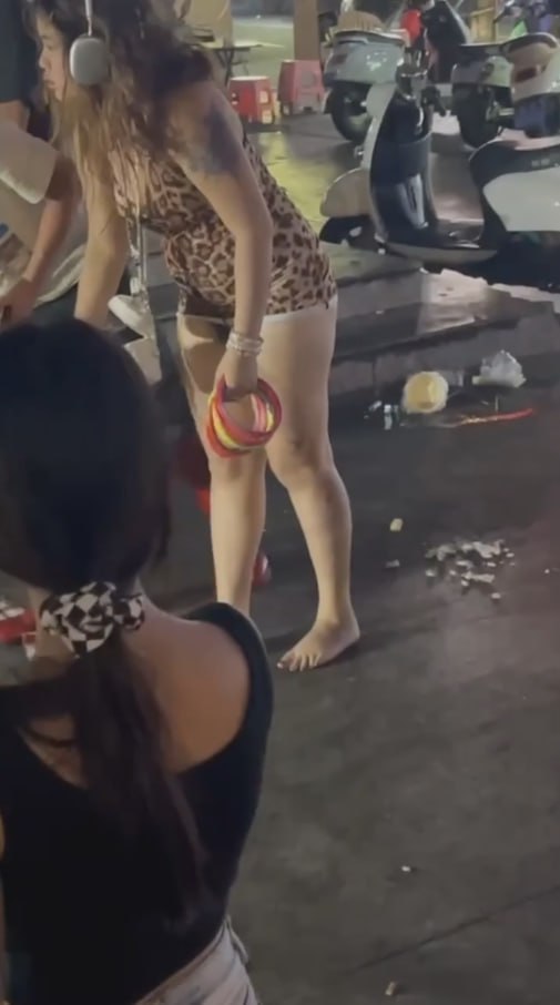图片[7]-淄博夜市 豹纹露逼女事件 真是丑人多作怪 阴毛是真旺盛 也是真不要脸-赤赤哗热瓜黑料中心