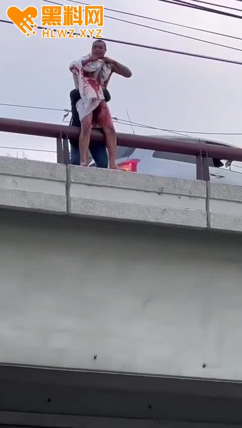 图片[9]-这个大哥真是个狠人 全裸跳桥 躺在地上鸡巴还立着 可惜这个桥很低如果死不了白受罪-赤赤哗热瓜黑料中心