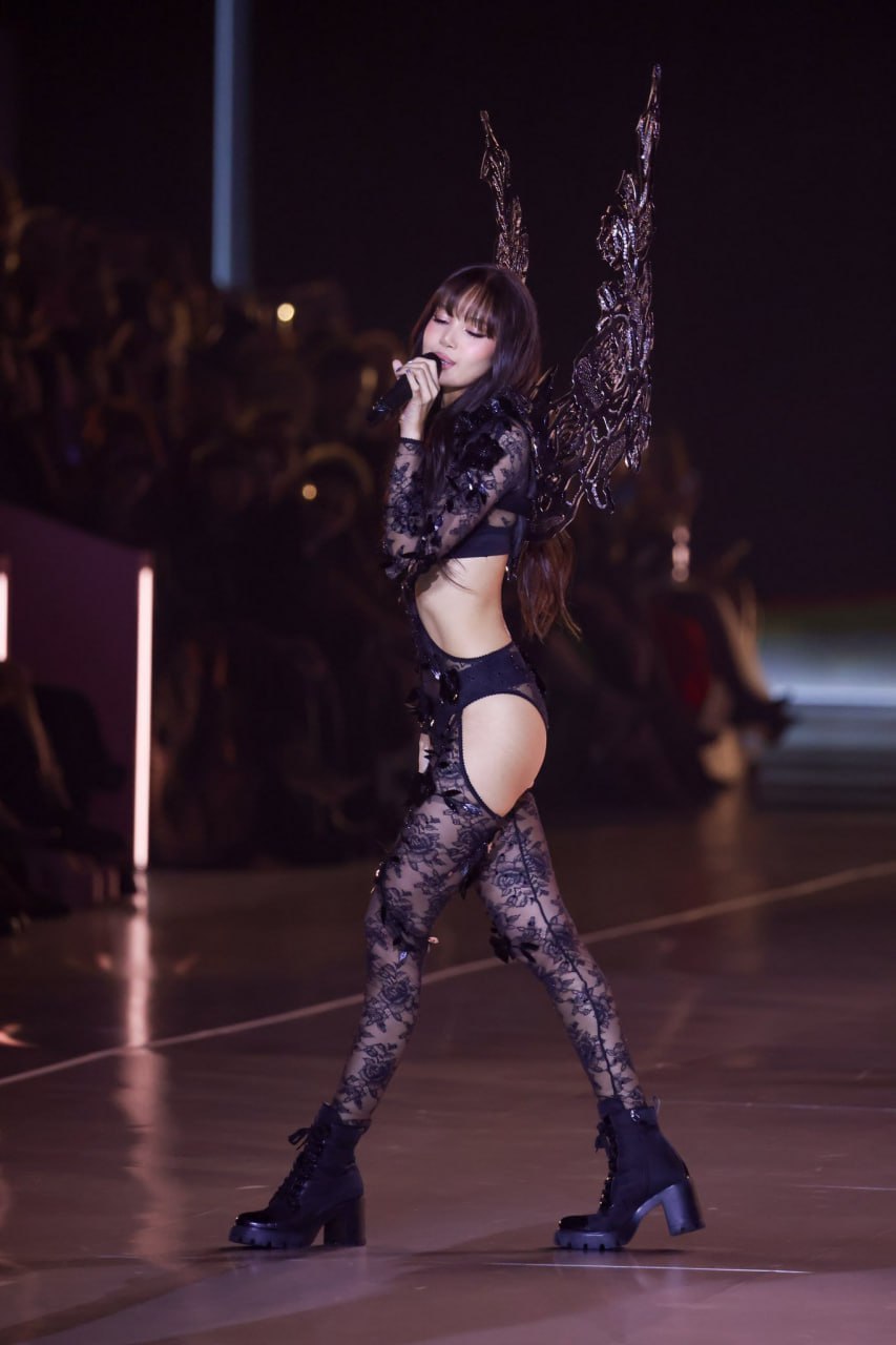 图片[9]-韩女团成员lisa又出来卖骚了 出席纽约维多利亚秘密内衣秀 蕾丝透明情趣制服 两-赤赤哗热瓜黑料中心