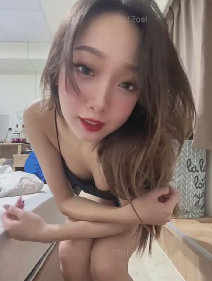 图片[8]-太贱了！台湾贱母狗陈熙瑶跟男朋友约会的时候 被主人叫到厕所拍视频 内裤套头上自称-赤赤哗热瓜黑料中心