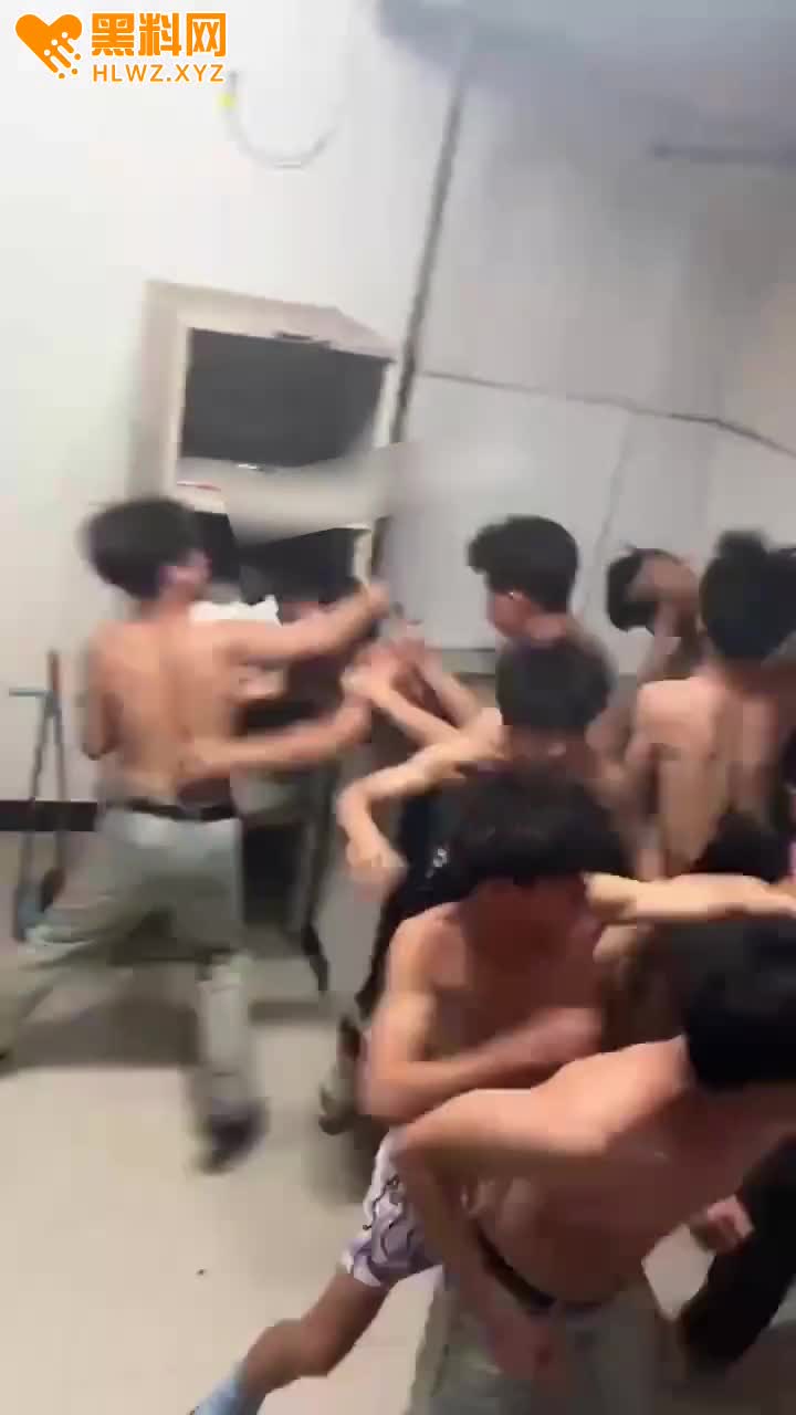图片[9]-职业学校 精神小伙大混战 完全分不清谁和谁是一伙的 战况可以说相当的混乱-赤赤哗热瓜黑料中心