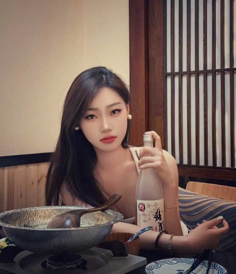 山东高颜值御姐 程子夏 因无力偿还裸贷泄密 不但把裸贷视频曝光还被债主拉去3P吃-赤赤哗热瓜黑料中心