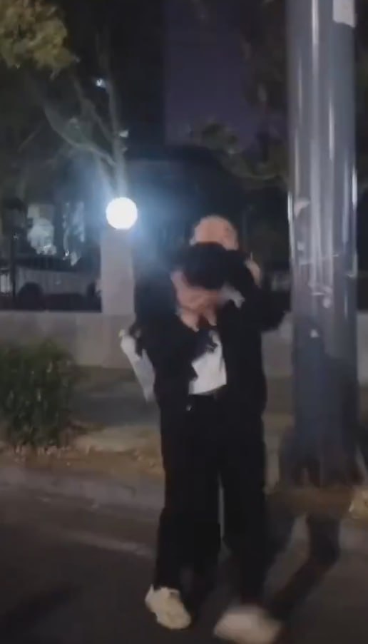 河南小伙偷内衣被当场捉包 疯狂挡脸 拍视频的大哥快笑过去了-赤赤哗热瓜黑料中心