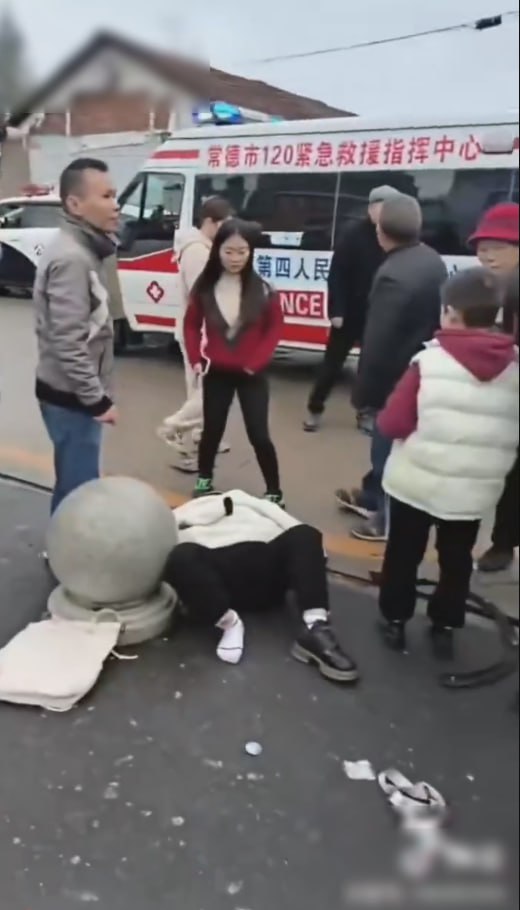 图片[10]-再发生车撞人事件！湖南常德鼎城区 永安小学上学高峰期 一男子开车冲撞上学的孩子造-赤赤哗热瓜黑料中心