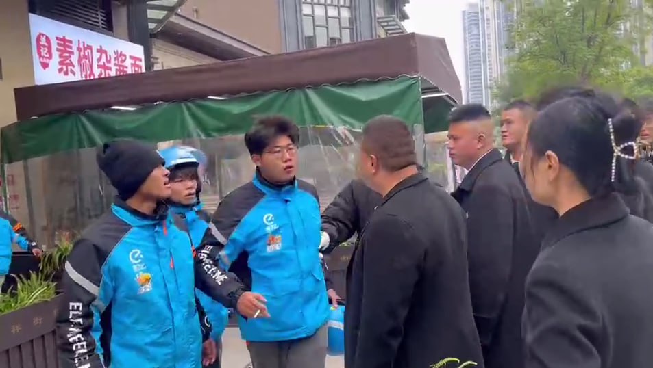 图片[8]-成都天府新区隆祥街 饿了么外卖小哥大战广汇御园黑心物业-赤赤哗热瓜黑料中心