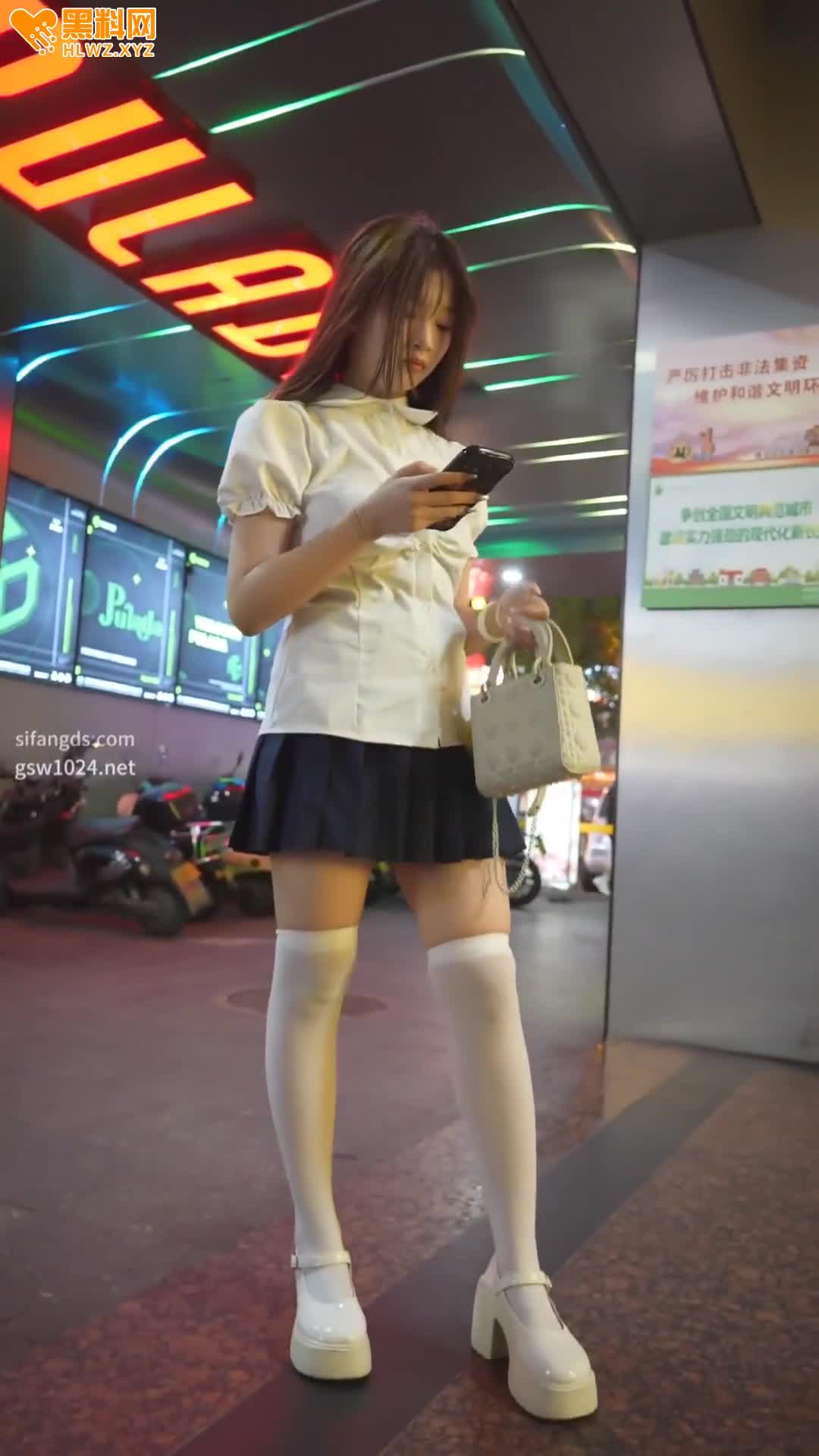 图片[9]-又抄底到极品了！喜欢穿jk制服的小姐姐过膝白丝，坐在台阶上被抄底 白色内内-赤赤哗热瓜黑料中心