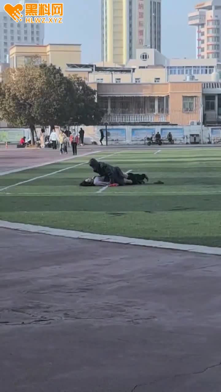 图片[9]-学校操场 大白天在草坪上就脱裤子开干 现在的大学生胆子是真大 旁边那么多人 一点-赤赤哗热瓜黑料中心