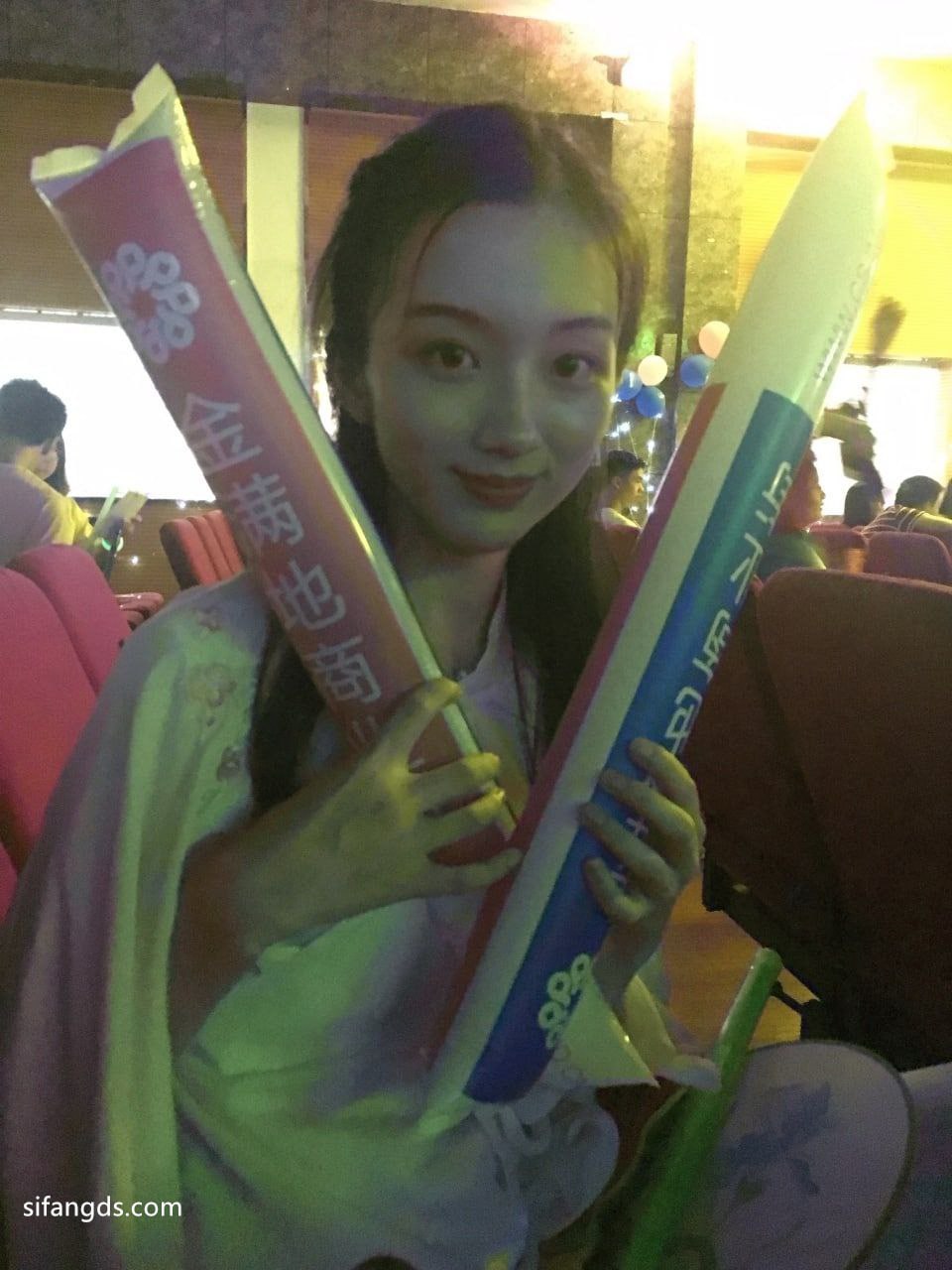 高颜值清纯美女学生演唱会后做爱视频流出，喜欢深喉口交。口交的时候，粉嫩小胸被来回-赤赤哗热瓜黑料中心