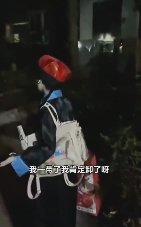 重庆某小区 女子深夜COS僵尸回家途中 差点把大爷的屎给吓出来 胆子小的能直接给-赤赤哗热瓜黑料中心