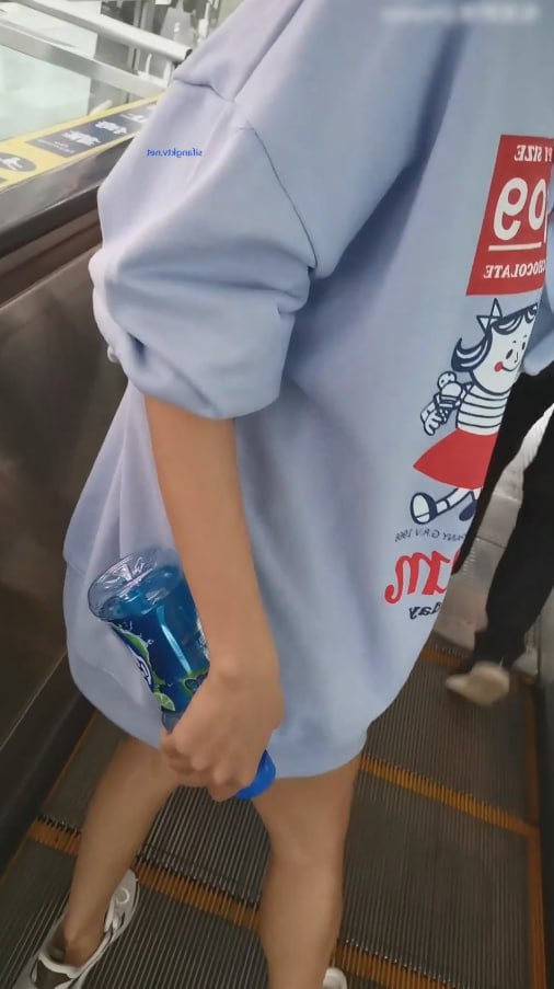 图片[8]-顶级猥琐狠人 大街上就敢对着丝袜美腿打飞机射精 结果被发现了 太刺激了-赤赤哗热瓜黑料中心