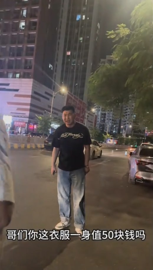 图片[7]-全网热搜 ”你这一身衣服值50块钱吗“ 男子开老款CC 路怒美式拦截特斯拉 被出-赤赤哗热瓜黑料中心