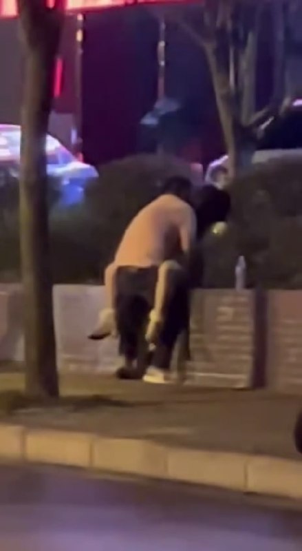 广西柳州醉酒女子被当街强奸事件！ 这哥们捡尸不会带去酒店吗 直接在大马路上就给人-赤赤哗热瓜黑料中心