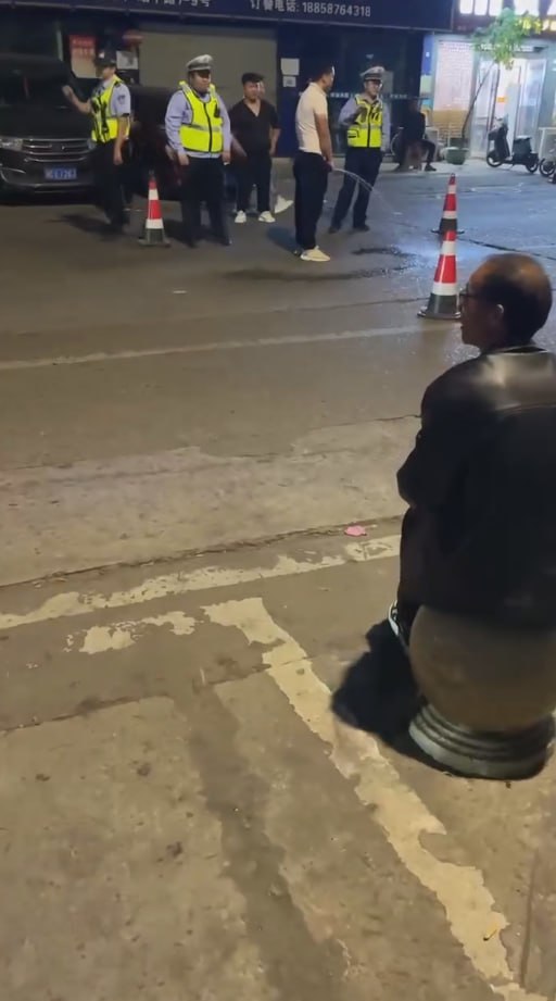 一男子大街上众目睽睽直接开始撒尿 尿完陈警察不注意 一个箭步逃跑 快笑死了 最后-赤赤哗热瓜黑料中心