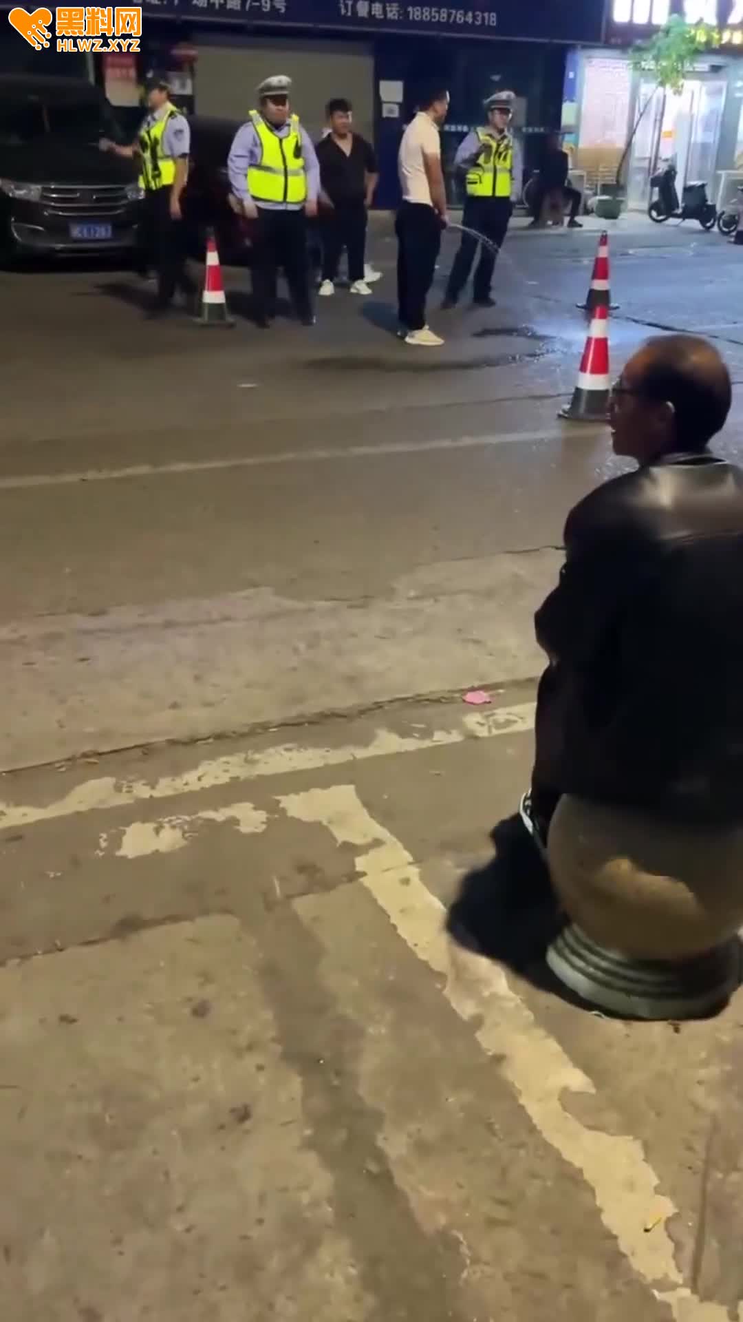图片[9]-一男子大街上众目睽睽直接开始撒尿 尿完陈警察不注意 一个箭步逃跑 快笑死了 最后-赤赤哗热瓜黑料中心