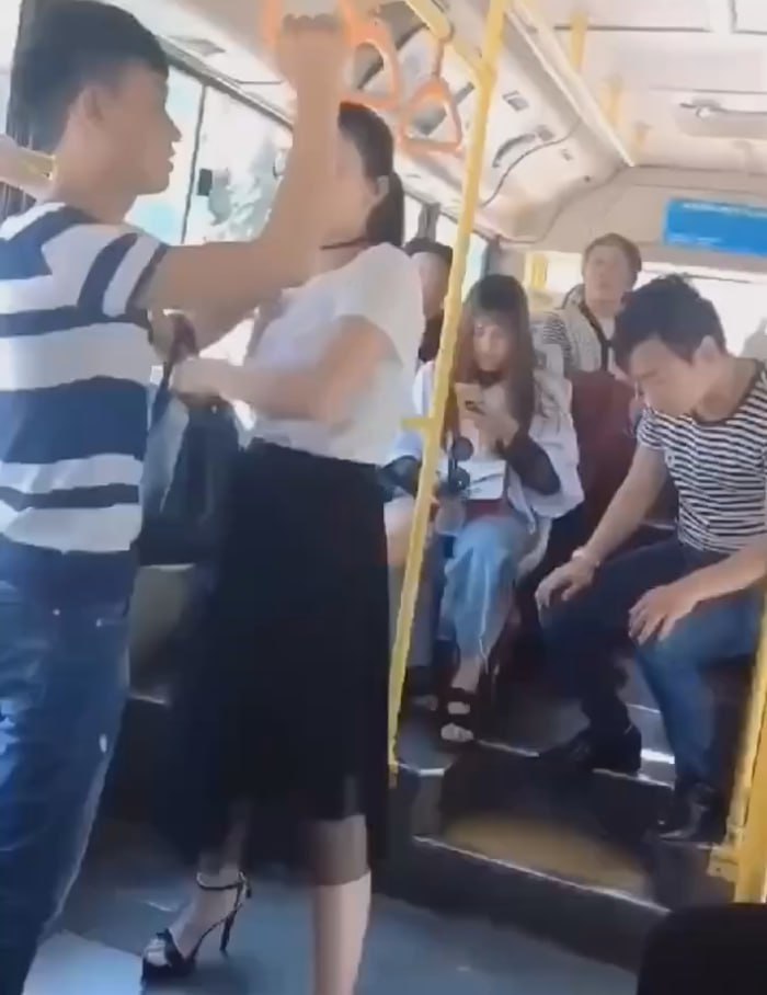 哥们你这装的有点太明显了 这么丝滑就给人家妹子把裙子扒了 一头扎裤裆里不出来了-赤赤哗热瓜黑料中心