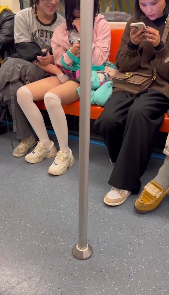 图片[8]-小情侣地铁上当众扣逼 扣完了还放到鼻子上闻闻 这什么癖好 是想念大海的味道了吗-赤赤哗热瓜黑料中心