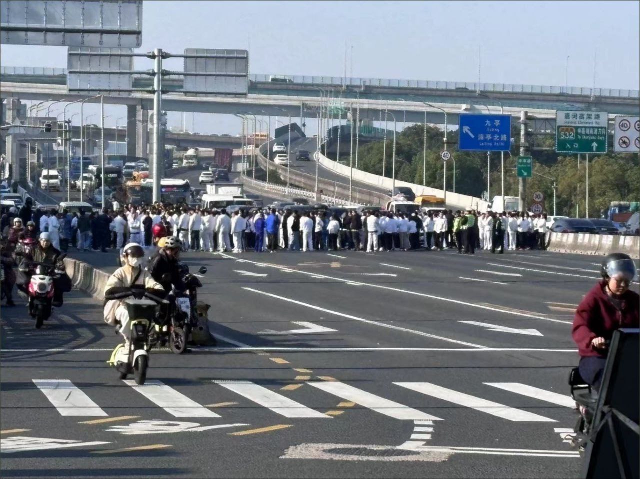 上海沪松公路 七宝国利集团员工为了讨要工资 组织百余人把整条路都堵住了 警察来了-赤赤哗热瓜黑料中心