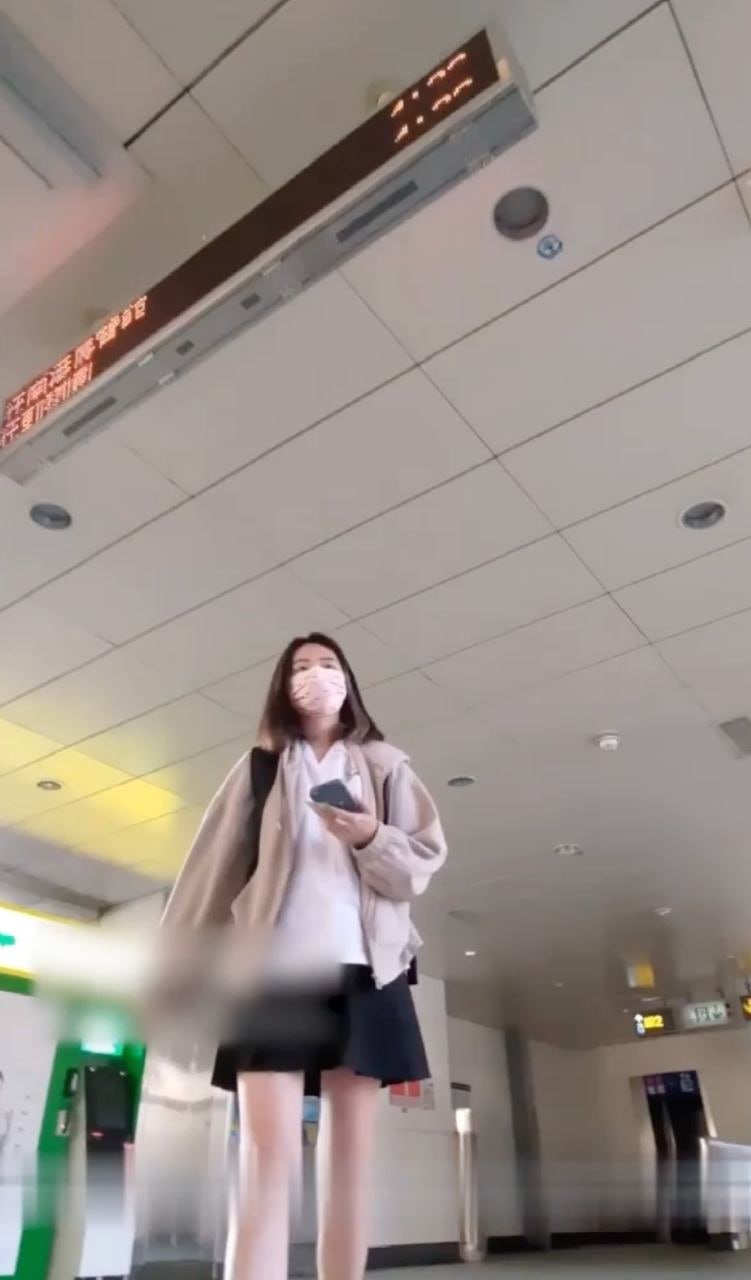 图片[8]-JK嫩妹出门竟然不穿内裤 白虎嫩穴清晰可见 被猥琐男一路偷拍抄底-赤赤哗热瓜黑料中心