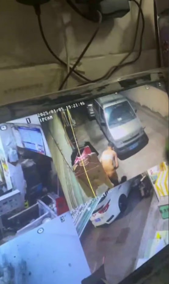 图片[7]-河南某地 猥琐变态老头 偷女人内衣内裤穿自己身上 被监控拍下全过程 真会玩-赤赤哗热瓜黑料中心