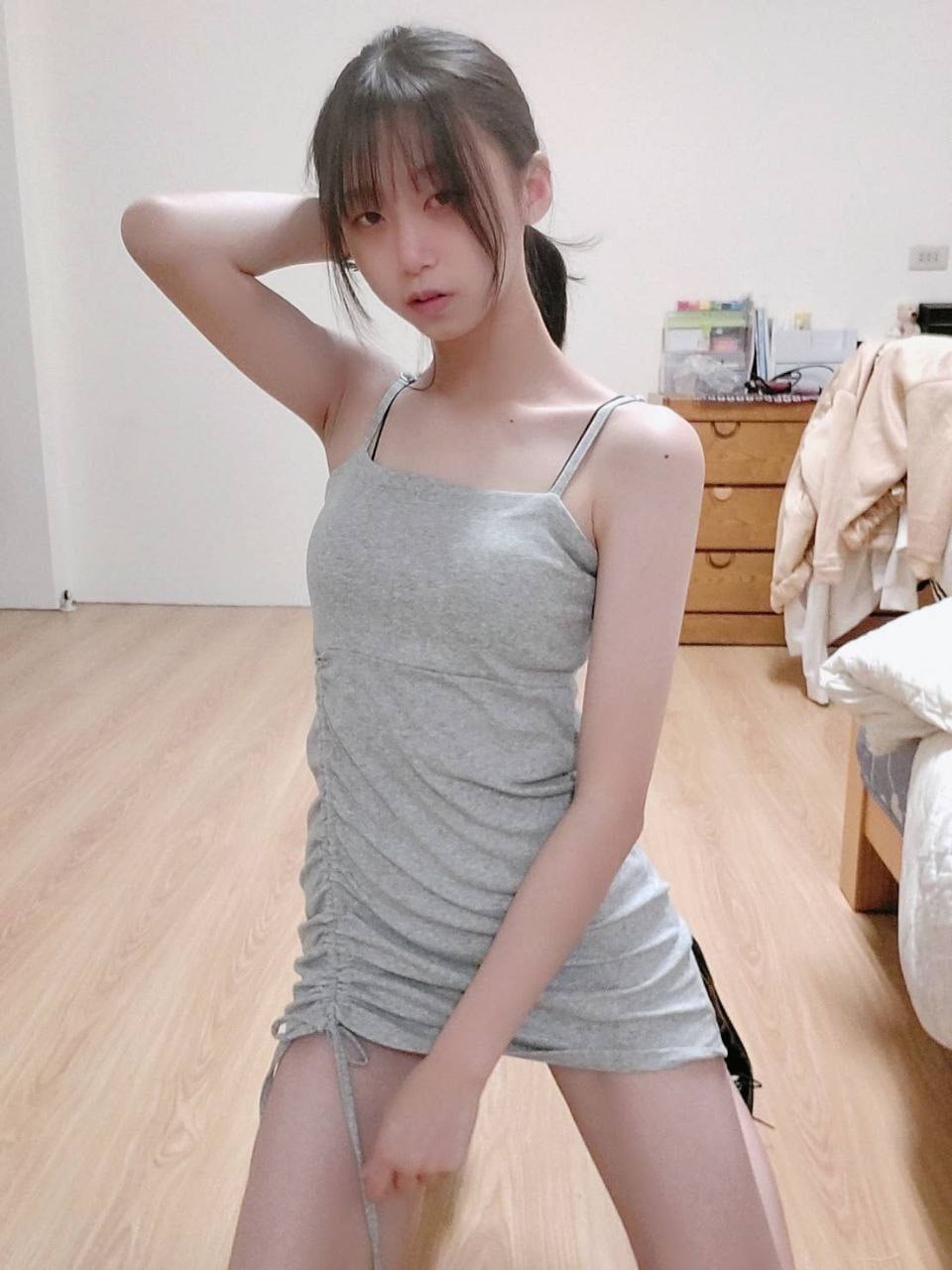 贫乳美少女 头上套着内裤在宿舍骑乘假肉棒 嘴里一直淫语不停 “我要把骚逼里的嫩肉-赤赤哗热瓜黑料中心