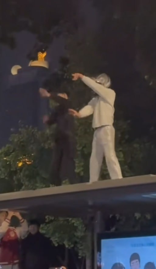 济南解放阁的瓜 深夜鬼火少年聚集解放阁 飙车放烟花并与警察保安发生冲突 引来大量-赤赤哗热瓜黑料中心