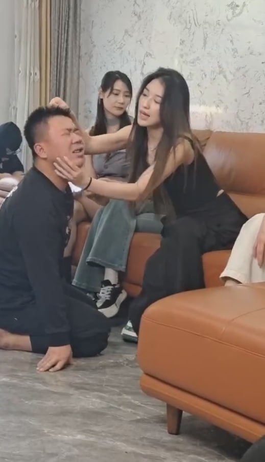 图片[7]-这年头钱难挣 屎难吃 小伙拍片赚点生活费 没想到被狂扇几十个大比兜-赤赤哗热瓜黑料中心