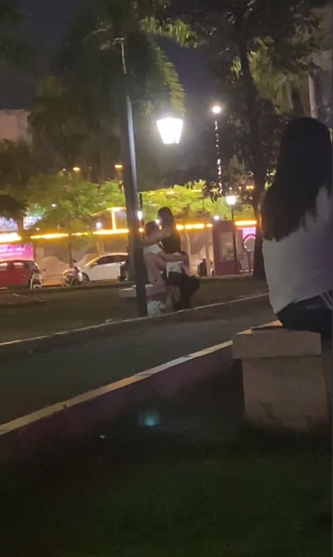 图片[7]-现在的年轻太不讲武德了 公园里就直接开干 把旁边小孩都教坏了-赤赤哗热瓜黑料中心