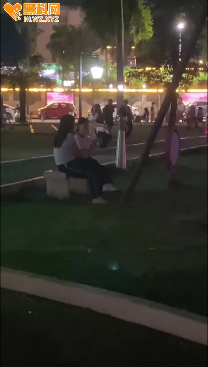图片[9]-现在的年轻太不讲武德了 公园里就直接开干 把旁边小孩都教坏了-赤赤哗热瓜黑料中心