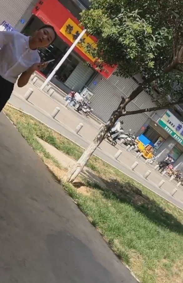 图片[9]-终究是外卖小哥承受了所有 男子女厕偷拍被发现 跑出去站在门口等这个女的 反手就是-赤赤哗热瓜黑料中心